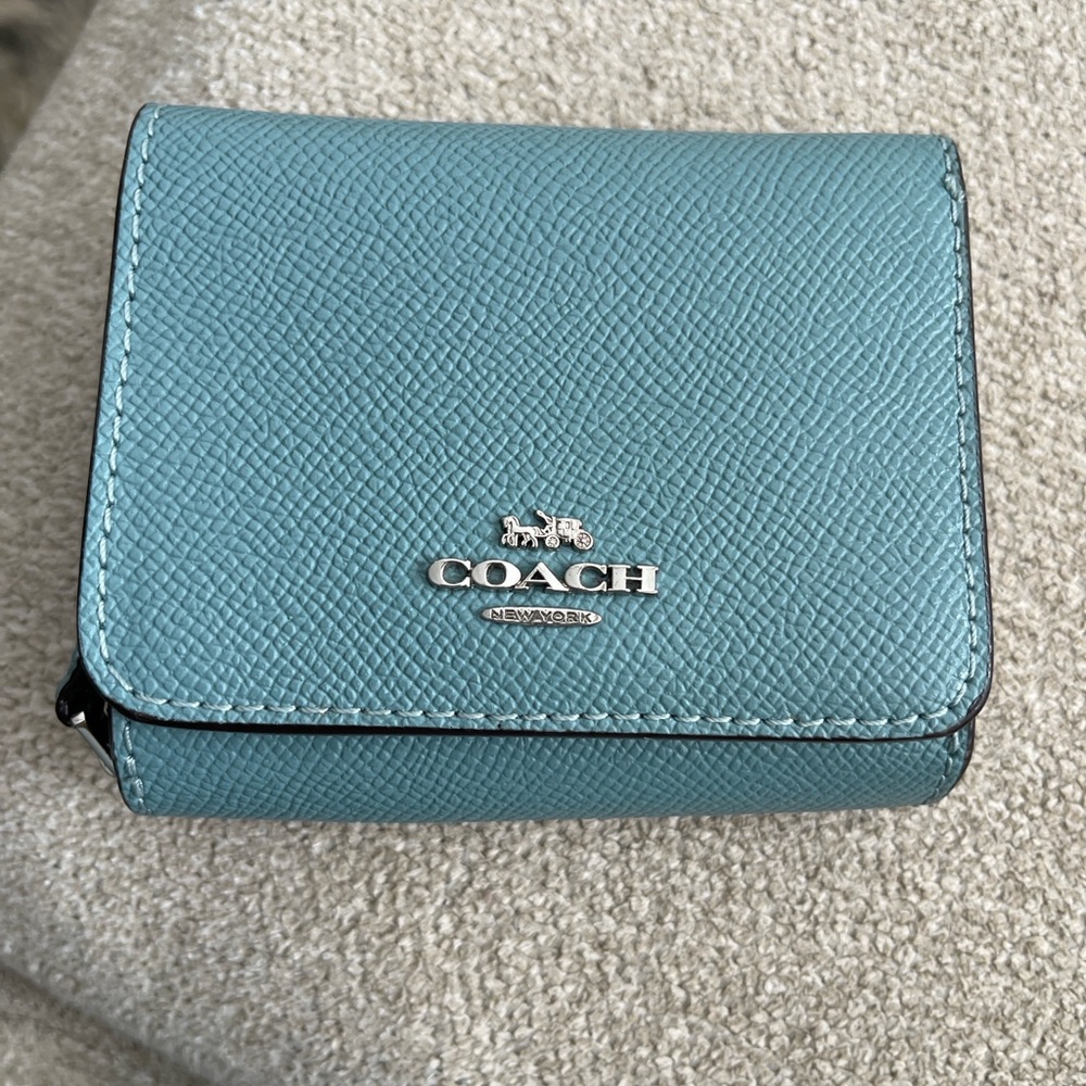 Coach Crossgrain Leather Small Trifold Wallet – Blue w/ Star Interior ⭐️